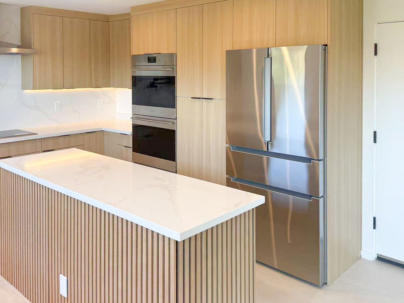 Light Oak Frameless Cabinets – Modern Minimalist EleganceRJ Design & MaterialRJ - LOLight Oak Frameless Cabinets – Modern Minimalist Elegance RJ Design & Material